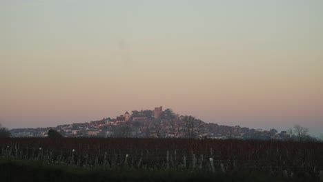 Sancerre-Francia-Durante-La-Hora-Dorada-Del-Atardecer-Con-Filas-De-Vino