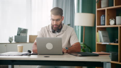 hombre trabajando en una computadora portátil en el escritorio