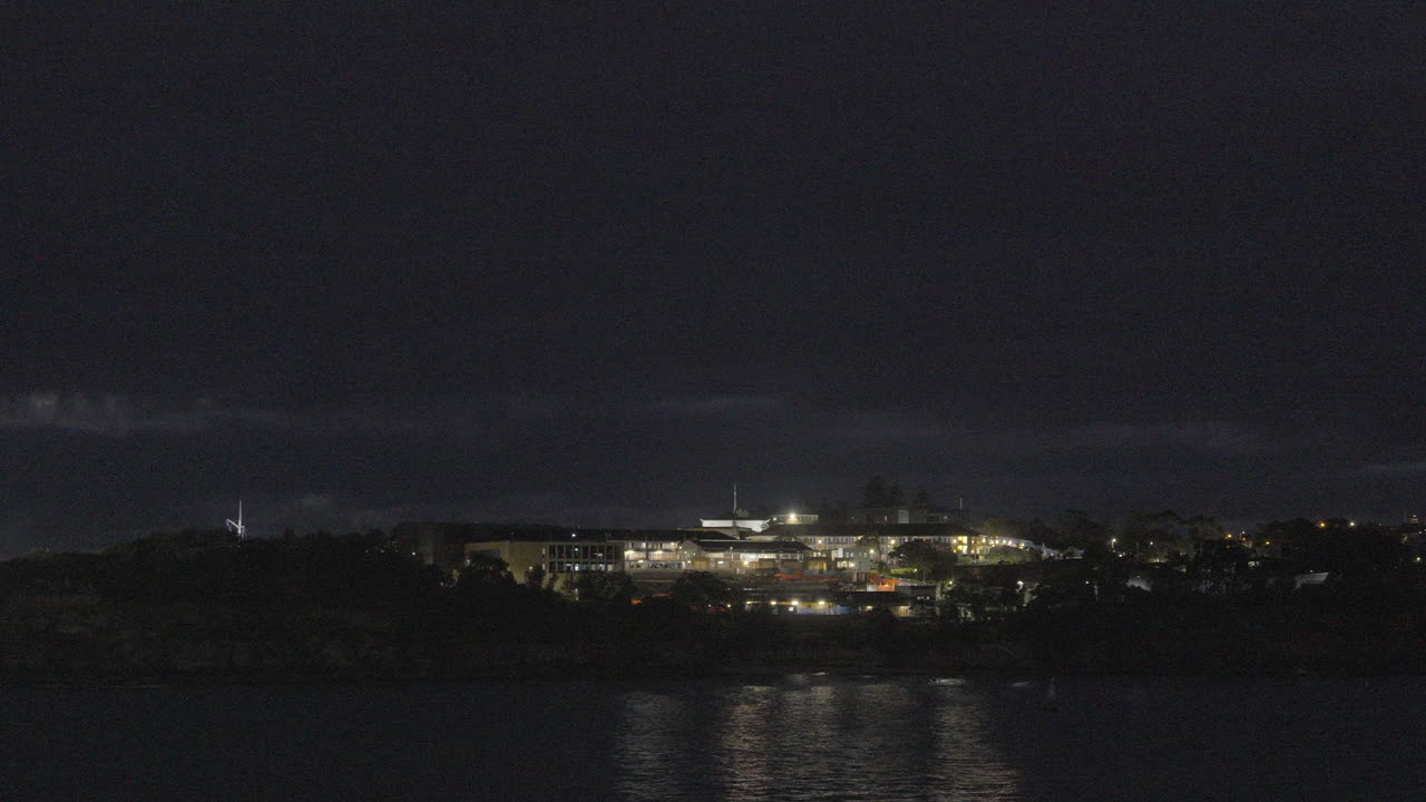 complejo iluminado desde el océano