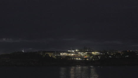 complejo iluminado desde el océano