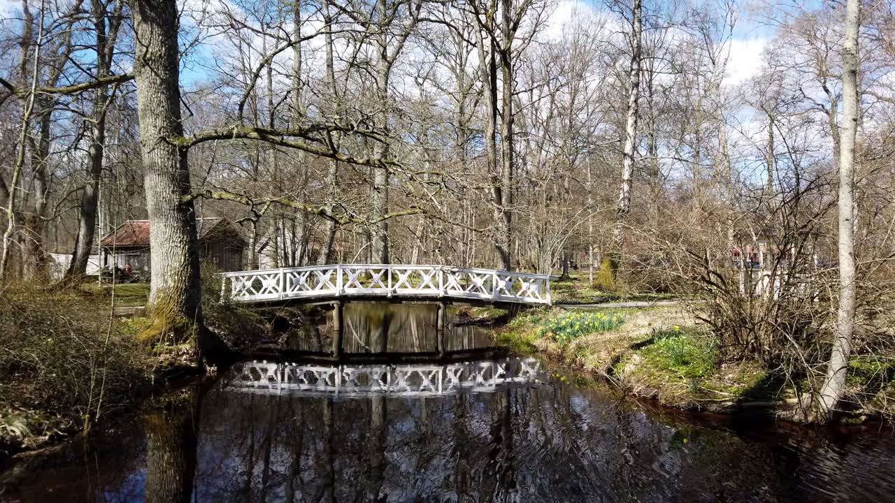 un pequeño puente en un paisaje boscoso sobre un río en grafsnas, suecia