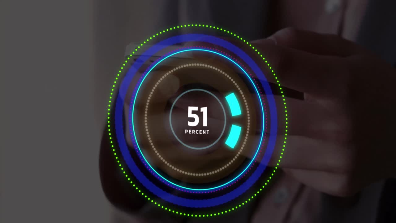 animación de carga sobre las manos de un hombre caucásico usando un teléfono inteligente