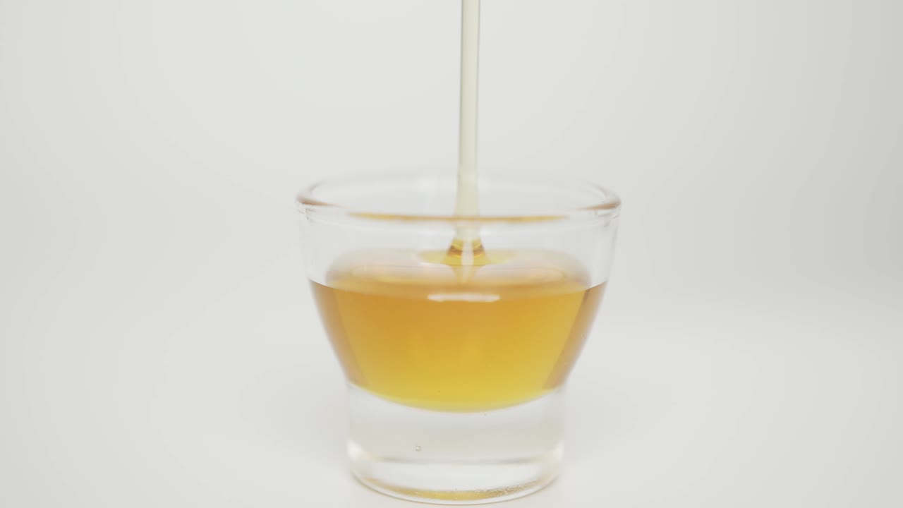 가까이 가서, 을 작은 유리잔에 부어 넣으세요.