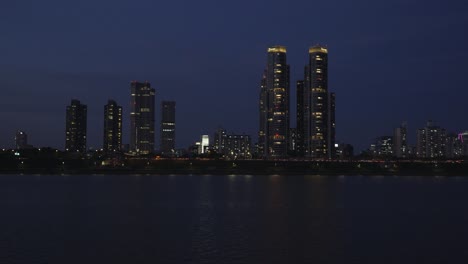 Triaje-Del-Bosque-De-Seúl-Por-La-Noche---Apartamento-De-Gran-Altura-Frente-Al-Mar-Junto-Al-Río-Han-En-Seúl,-Corea-Del-Sur---Tiro-Estático