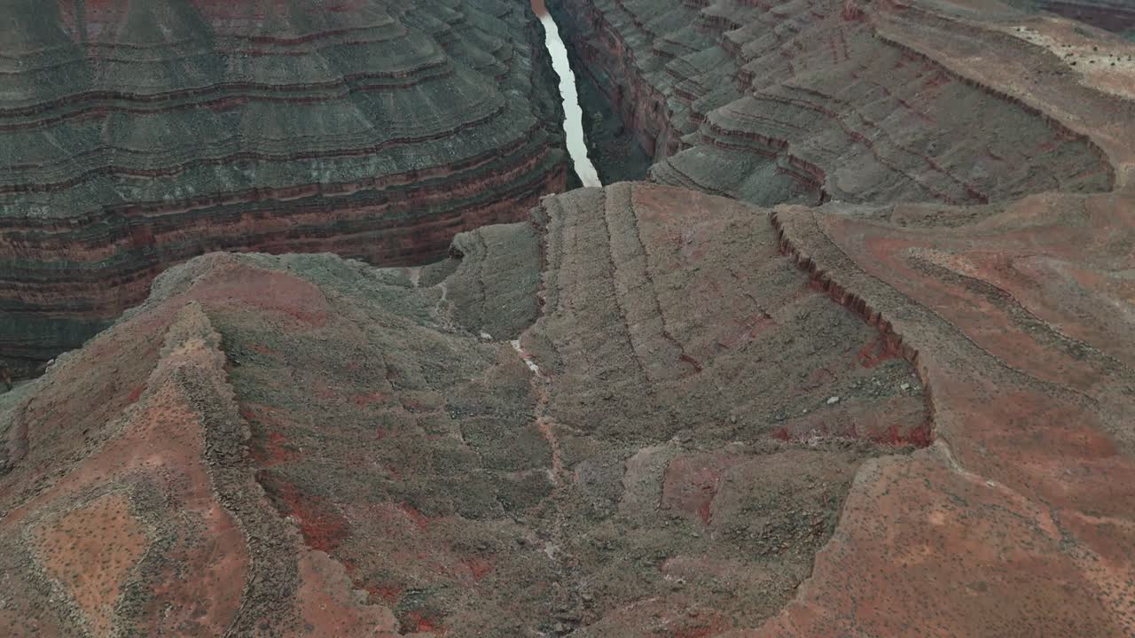 drone hacia abajo ángulo inclinarse hacia arriba volar para revelar goosneck state park cañón en utah