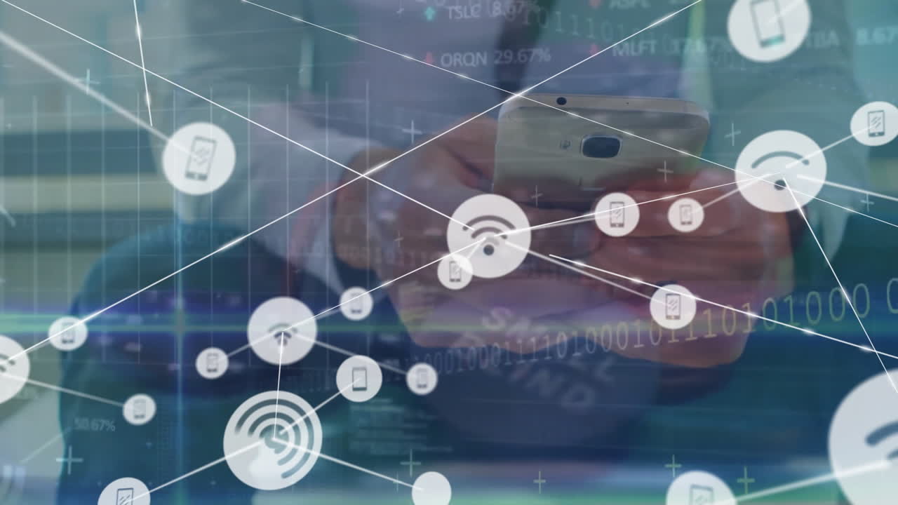 animación de iconos conectados, códigos binarios, gráficos, lenguaje informático, hombre caucásico usando teléfono celular