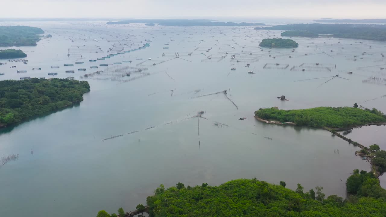 필리핀 루존에 있는 물고기와 새우를 위한 케이지가 있는 생선 농장. 고기, 우유 물고기를 위한 물고기 연못의 공중 사진