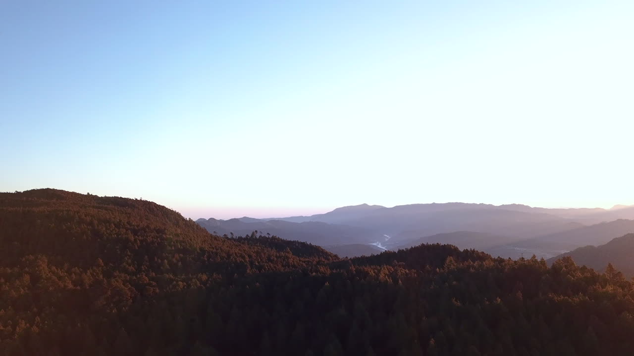 과테말라 의 고지대 산 들 위 에서 해가 뜨는 것