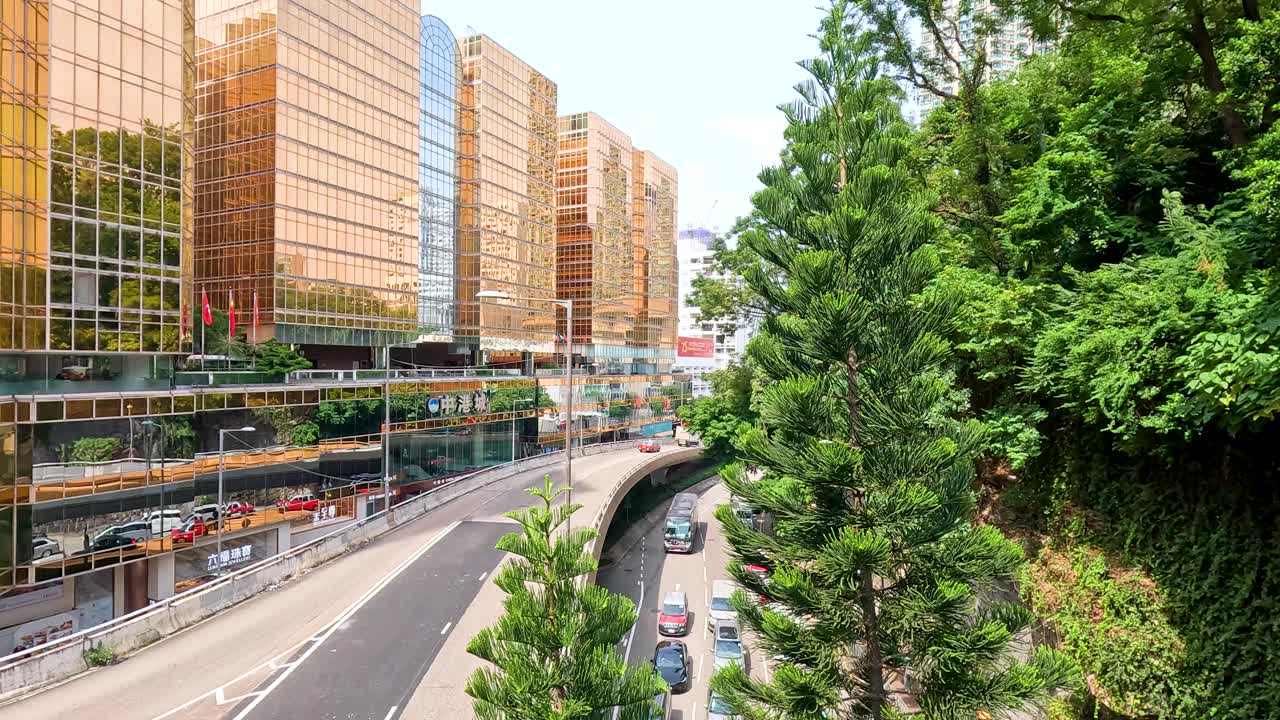 높은 건물과 초록색 에 있는 교통 흐름