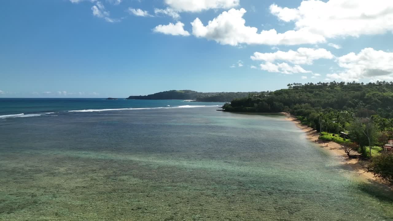 amplio seguimiento de tiro aéreo a la izquierda en la playa de anini, kauai, hawaii