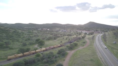 Vista-Aérea-Siguiendo-Un-Tren-En-Avis-Dam-Windhoek-Namibia