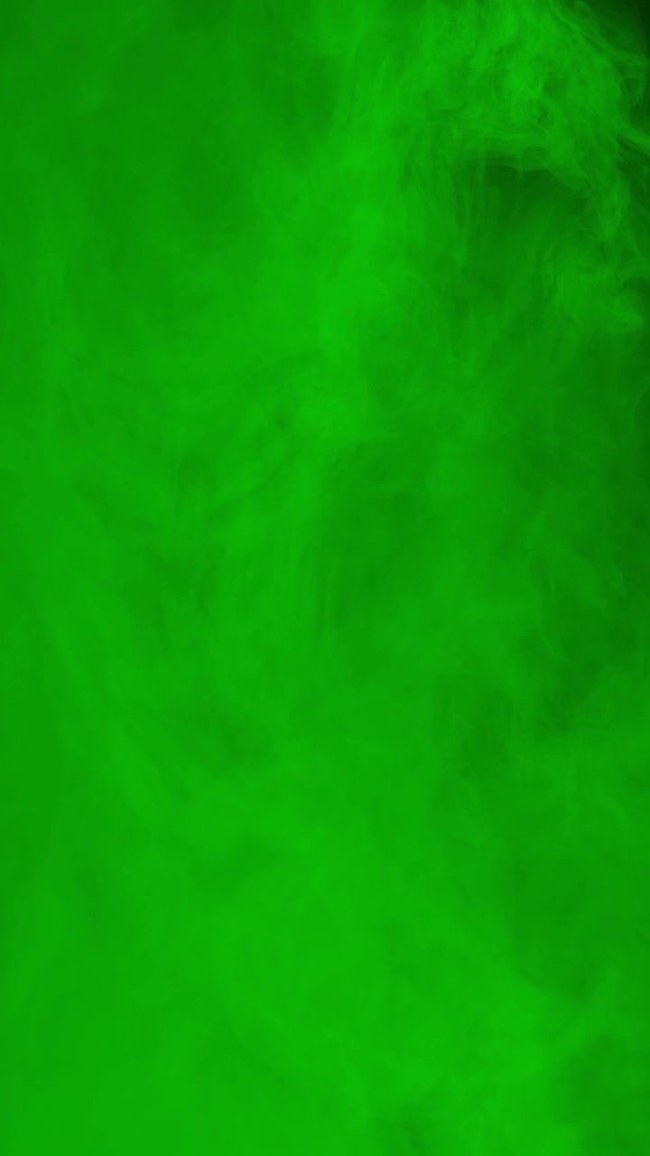 Vertikal greenscreen eller chroma key-baggrund med atmosfærisk tåge for nem keying og compositing.