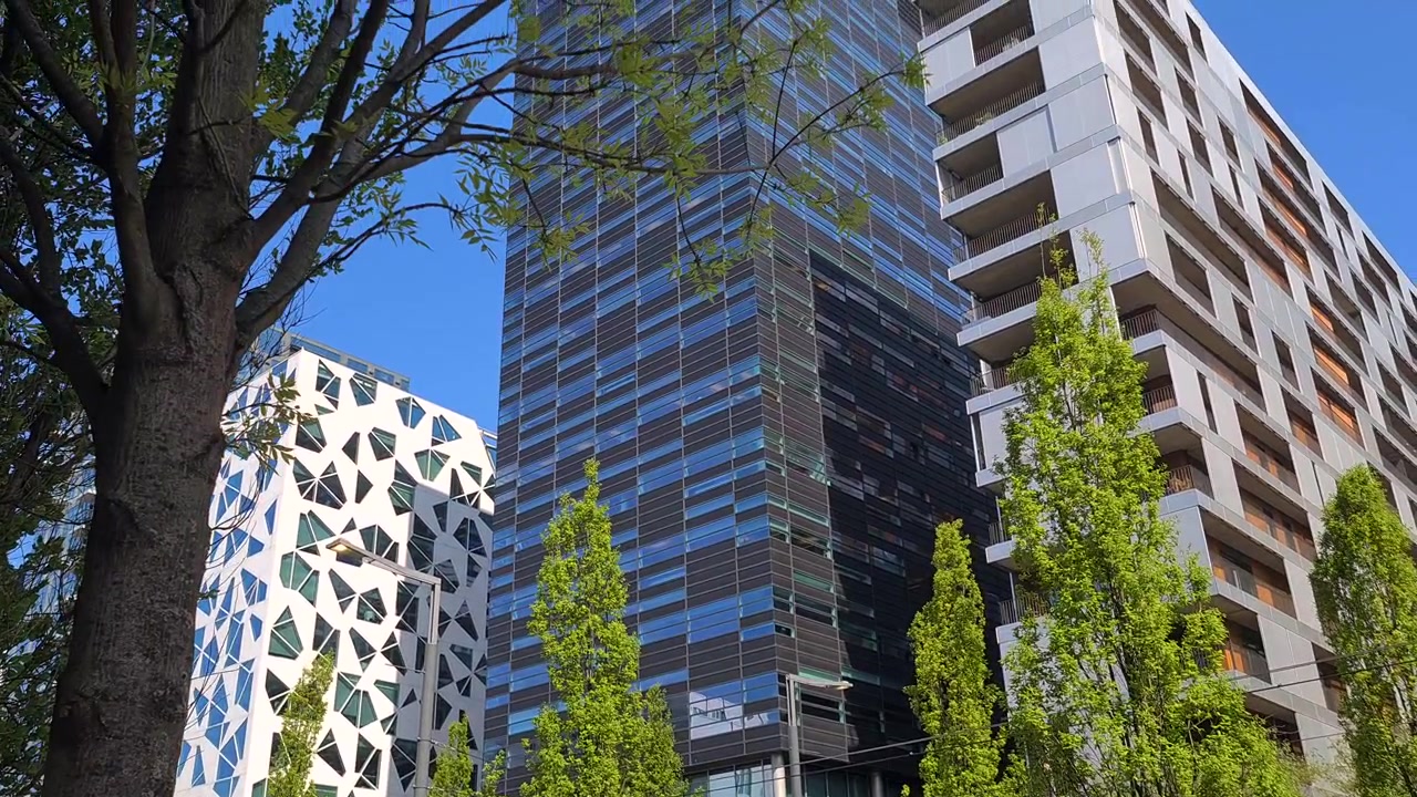 Edifícios residenciais modernos no centro de Oslo, Noruega, em dia ensolarado, com movimento de câmera para cima.
