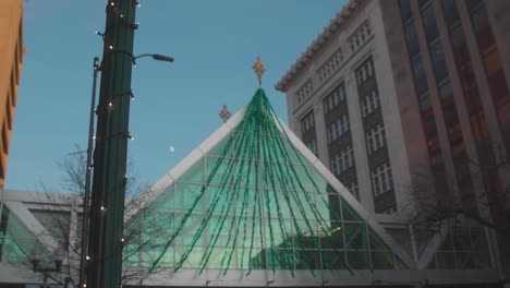 Riesiger-Weihnachtsbaum-Und-Lichter-An-Der-Laternenpfahldekoration-In-Der-Innenstadt-Von-Lincoln,-Nebraska