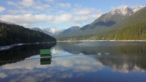 Embalse-Del-Lago-Capilano,-2-Leones-Montaña,-Base-De-La-Montaña-Grouse-Norte-Vancouver-Bc,-Costa-Norte-Oeste-Vancouver-Columbia-Británica,-Vista-Aérea-De-Drones-Volando-Hacia-Arriba