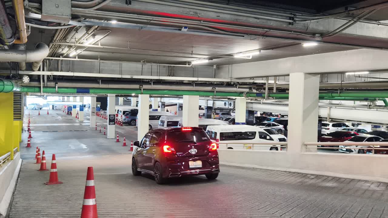 지하 공항 주차장