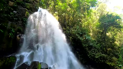 mirando la belleza de las cataratas de natigbasan