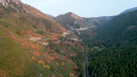 Carretera-De-Montaña-Rodeada-Por-Los-Hermosos-Y-Coloridos-árboles-Otoñales-Y-Conifeorus-Que-Crecen-En-Las-Colinas-Durante-La-Temporada-De-Otoño-En-Utah,-Ee.uu.