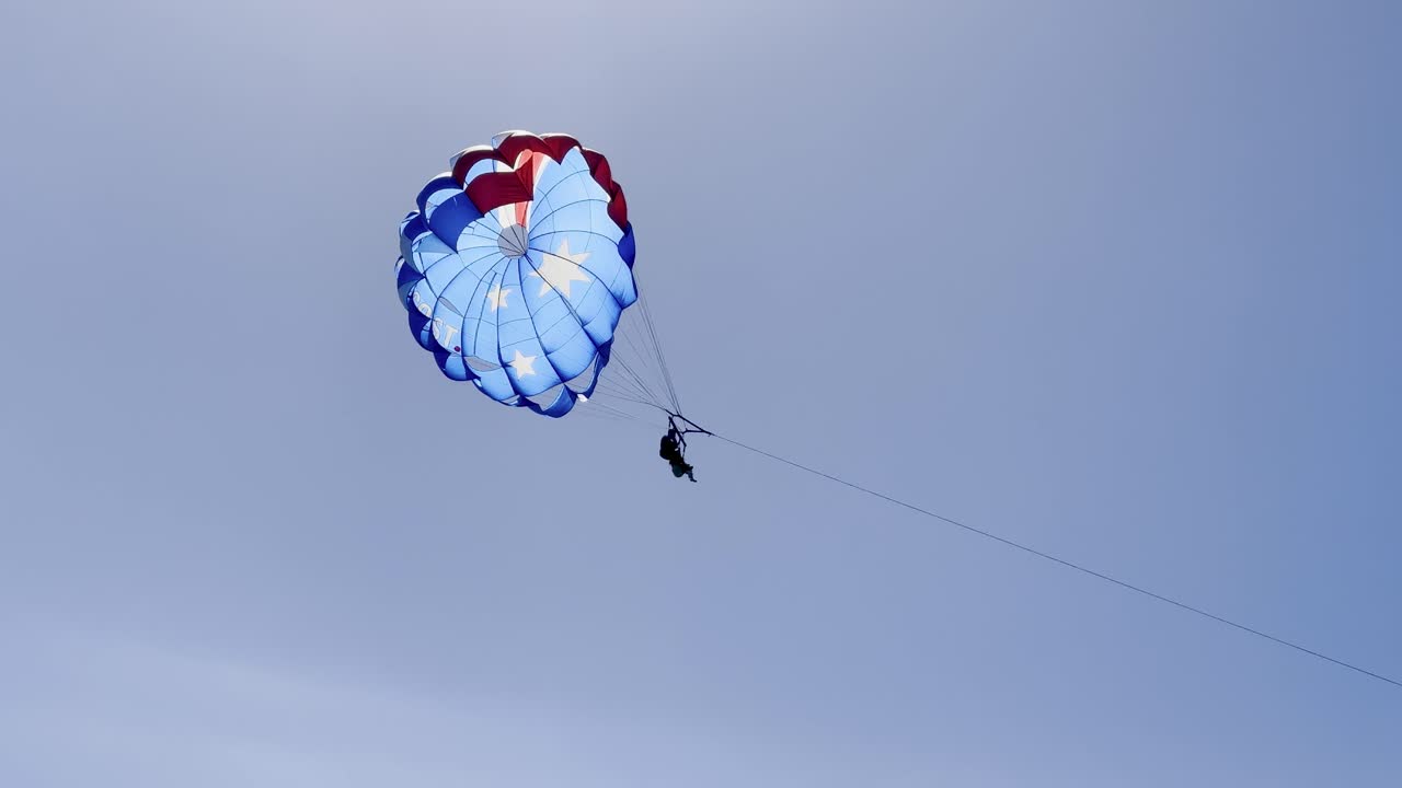 parasailing con paracaídas con bandera australiana sobre el agua