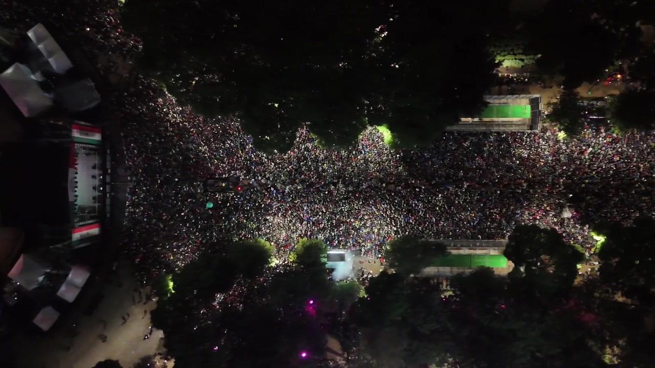 Zenital luftvideo af massiv fejring under en fodboldkamp i Mexico City.