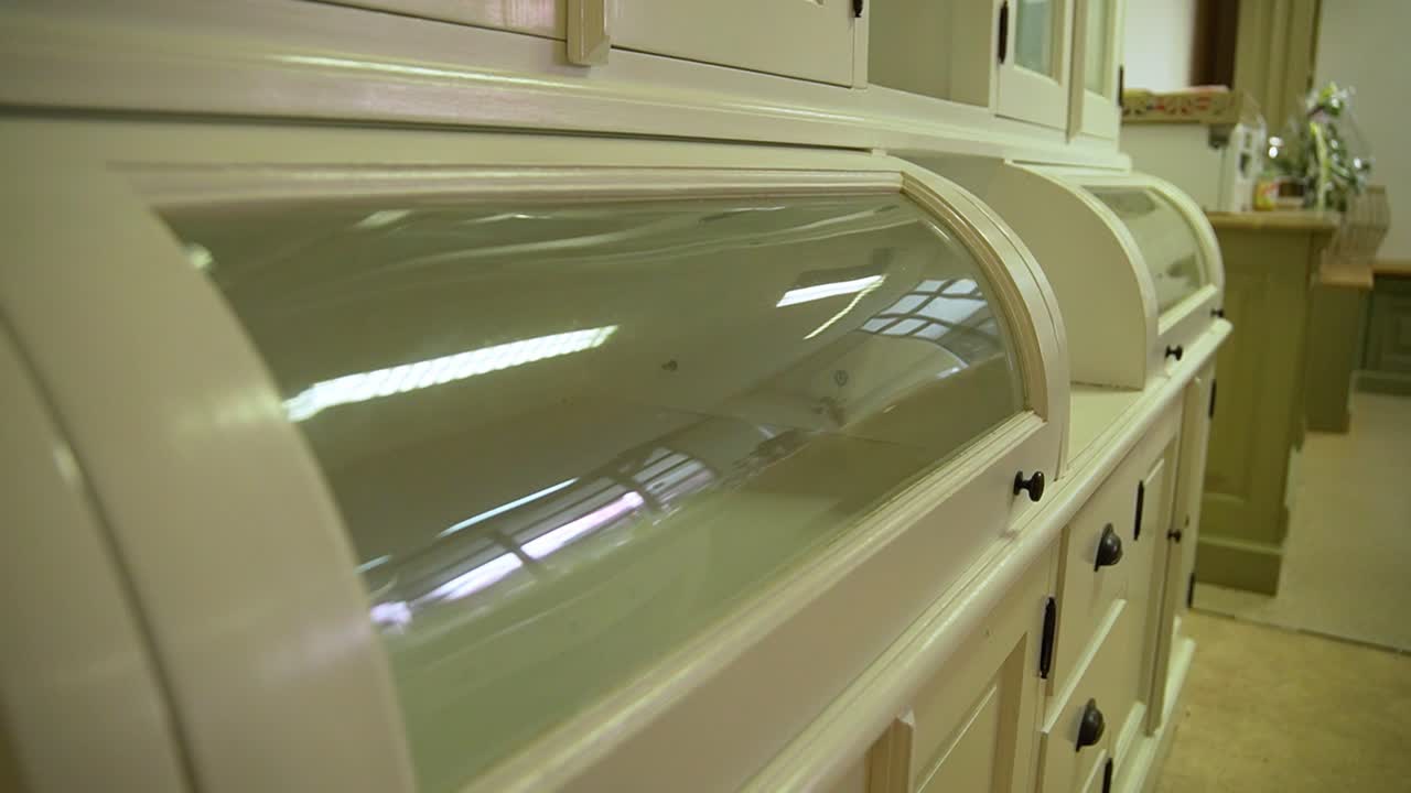 vista de cerca del armario caro dentro de la tienda de muebles