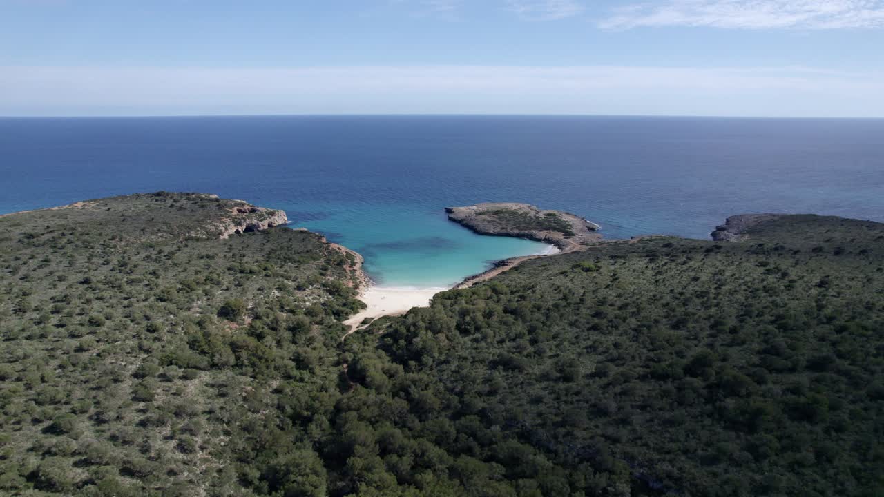 Spiaggia di sabbia incontaminata in riva al mare, Cala Varques, Maiorca, Spagna