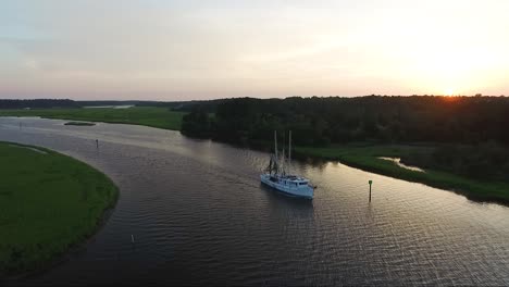 Barco-Camaronero-En-El-Río-Calabash-Cerca-De-Calabash-NC-Al-Atardecer