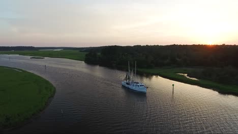 barco camaronero en el río calabash cerca de calabash nc al atardecer