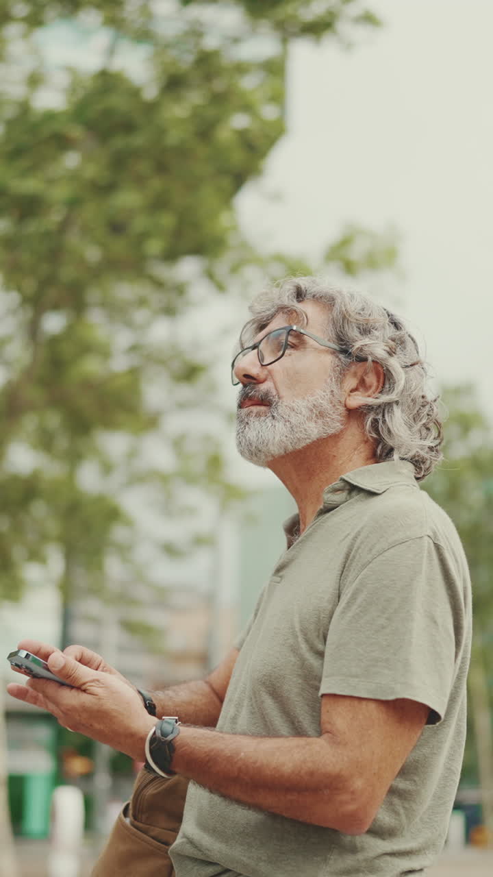 Hombre usando un teléfono móvil en exteriores