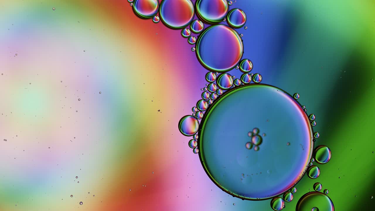 추상적인 다채로운 음식 기름 방울 거품과 구가 흐르고