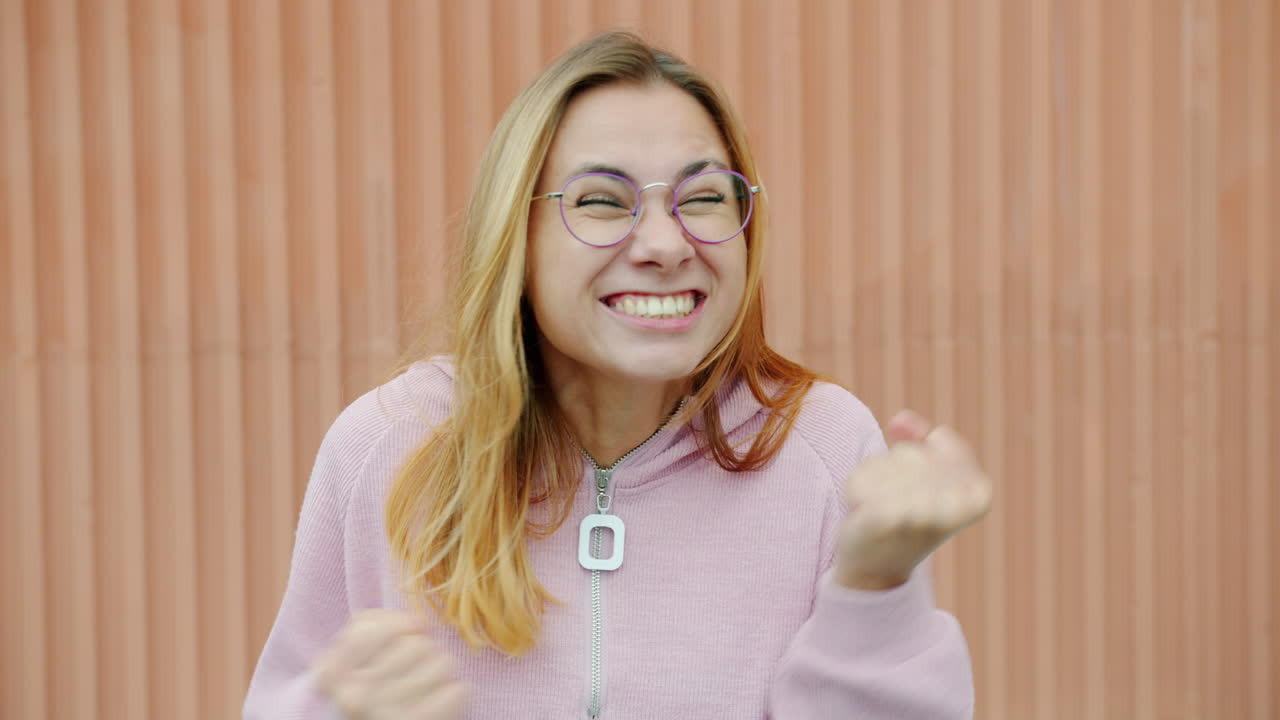 mujer feliz celebrando