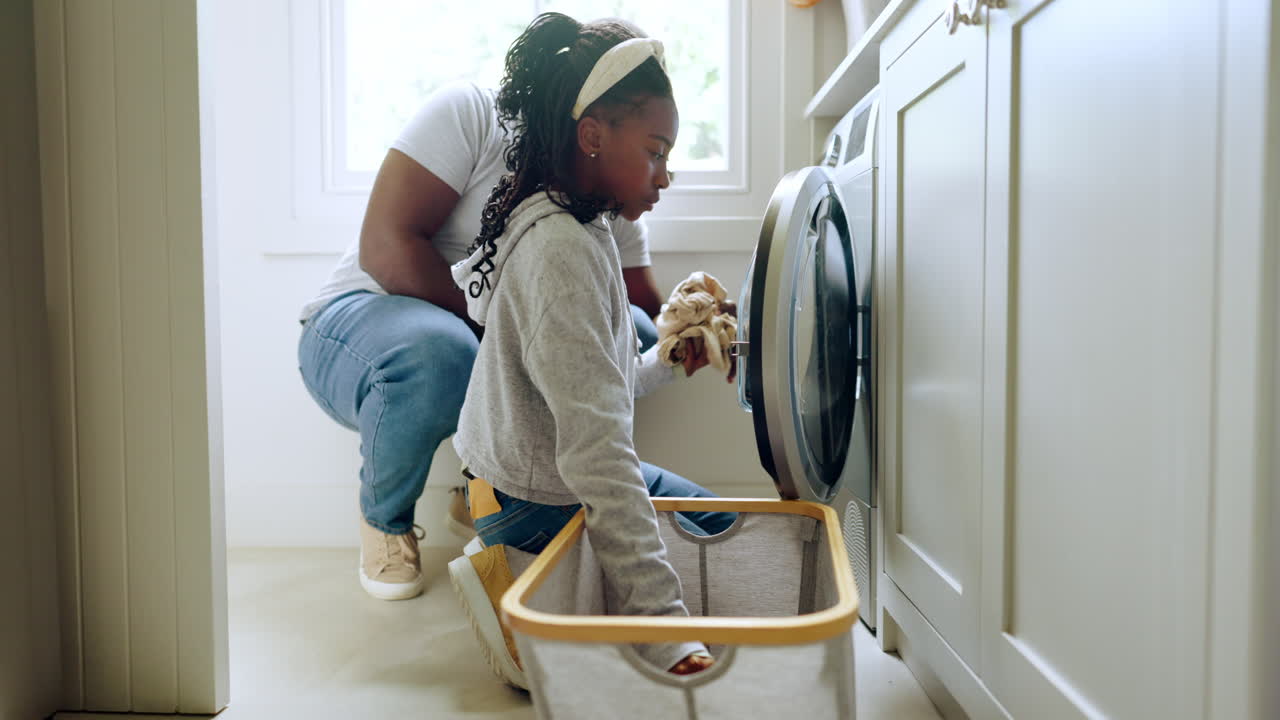 la ropa, la lavadora y un padre en el hogar