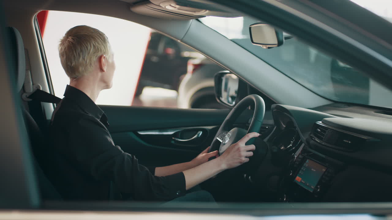 женщина пробует новую машину.