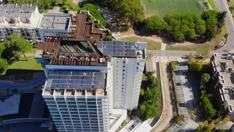 drone filmando el techo de un edificio alto en troia, portugal