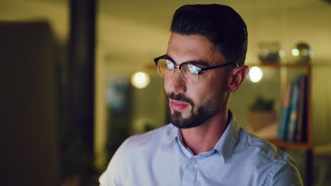 Young-business-man-working-late-on-a-computer