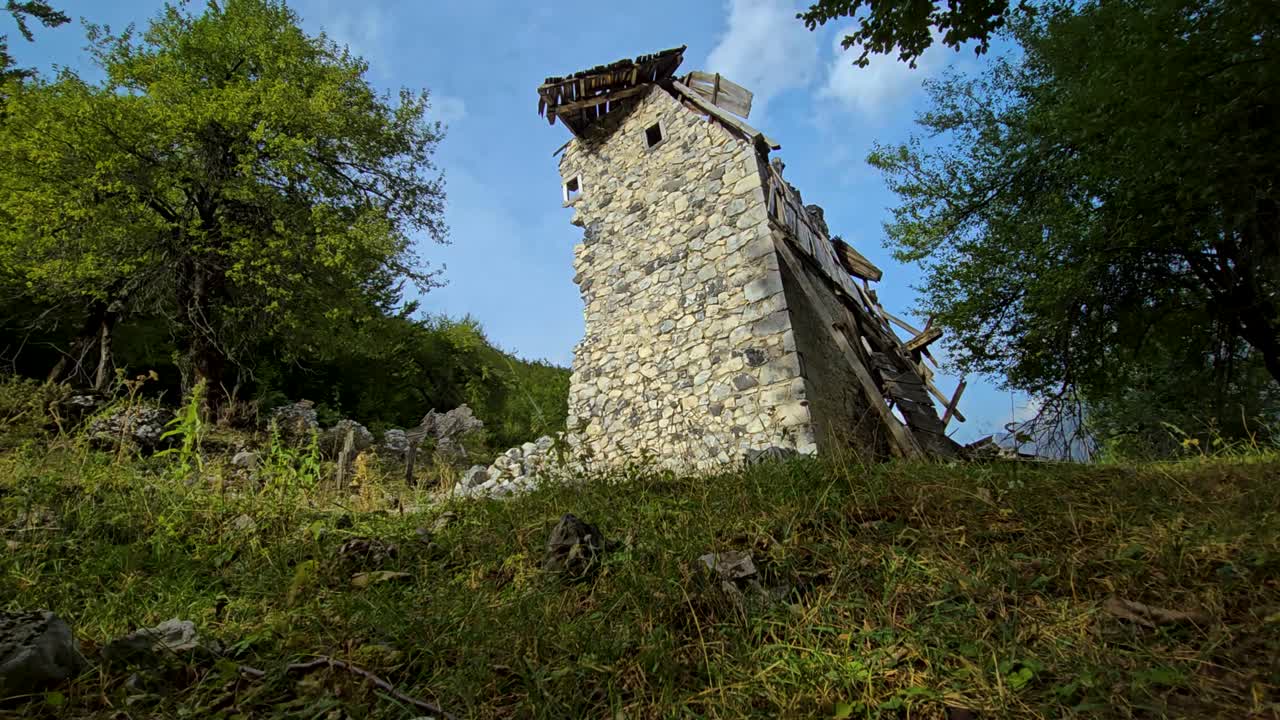 알바니아 알프스 에 있는 버려진 산 마을: 폐허 가 된 돌 집 과 탑, 이민 과 변화 하는 풍경 을 반영 하는 것