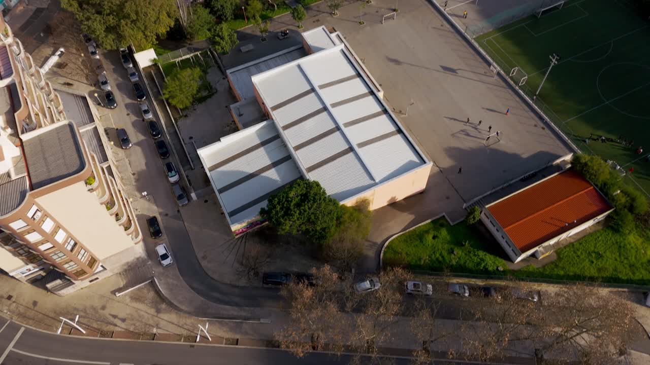 vista aérea del distrito residencial de almada, portugal