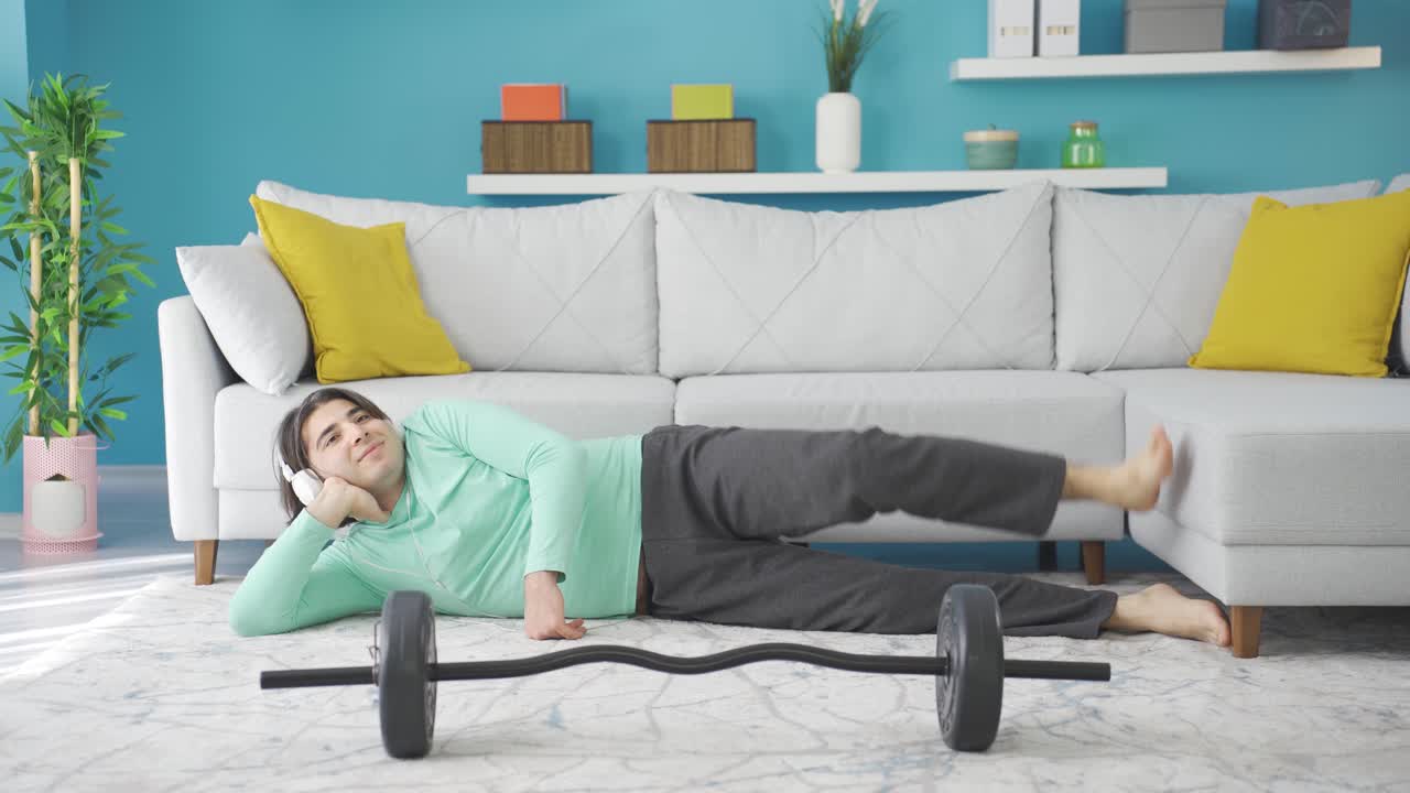 hombre gracioso, ejercicio gracioso. vídeo deportivo divertido.