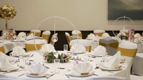 Una-Vista-Impresionante-Muestra-Una-Mesa-De-Comedor-Preparada-Para-Una-Boda-Tradicional,-Adornada-Con-Hermosos-Centros-De-Mesa.