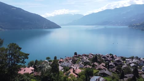 toma aérea del lago y el barco