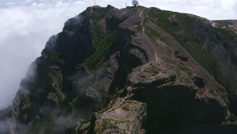 vista aérea de un sendero de montaña