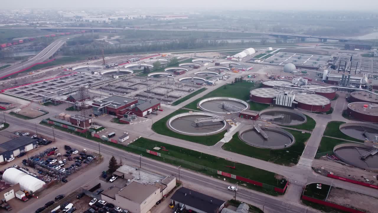 vista aérea de la planta de tratamiento de aguas residuales de bonnybrook en calgary