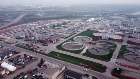 Vista-Aérea-De-La-Planta-De-Tratamiento-De-Aguas-Residuales-De-Bonnybrook-En-Calgary.