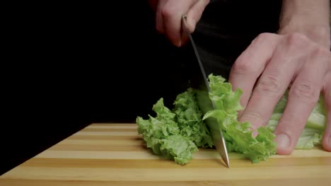 el chef está cortando lechuga.
