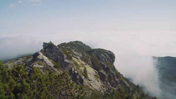 El pico de oración de los siete lagos de Rila está rodeado de nubes bajas.