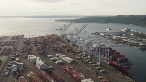 Contenedores-De-Carga-Y-Grúas-De-Muelle-En-La-Terminal-Husky-Dentro-De-Los-Límites-Del-Puerto-De-Tacoma,-Washington,-Us