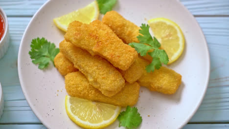 palito de pescado frito o papas fritas pescado con salsa