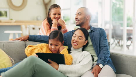 Familia-Feliz,-Sofá-Y-Niños-Transmitiendo