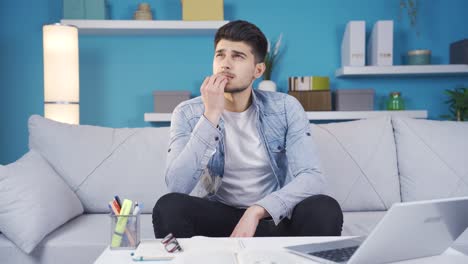 el joven preocupado y estresado está pensando.