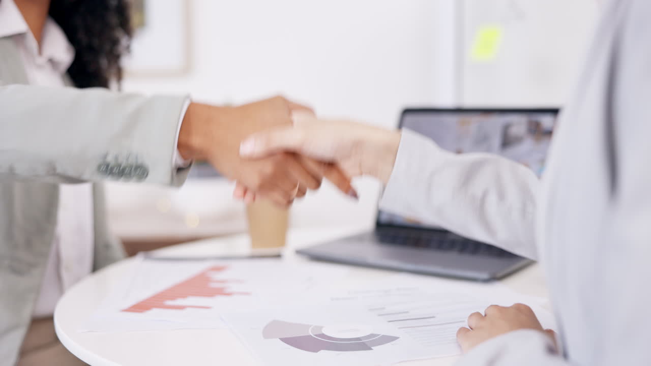 cerrado, portátil o gente de negocios